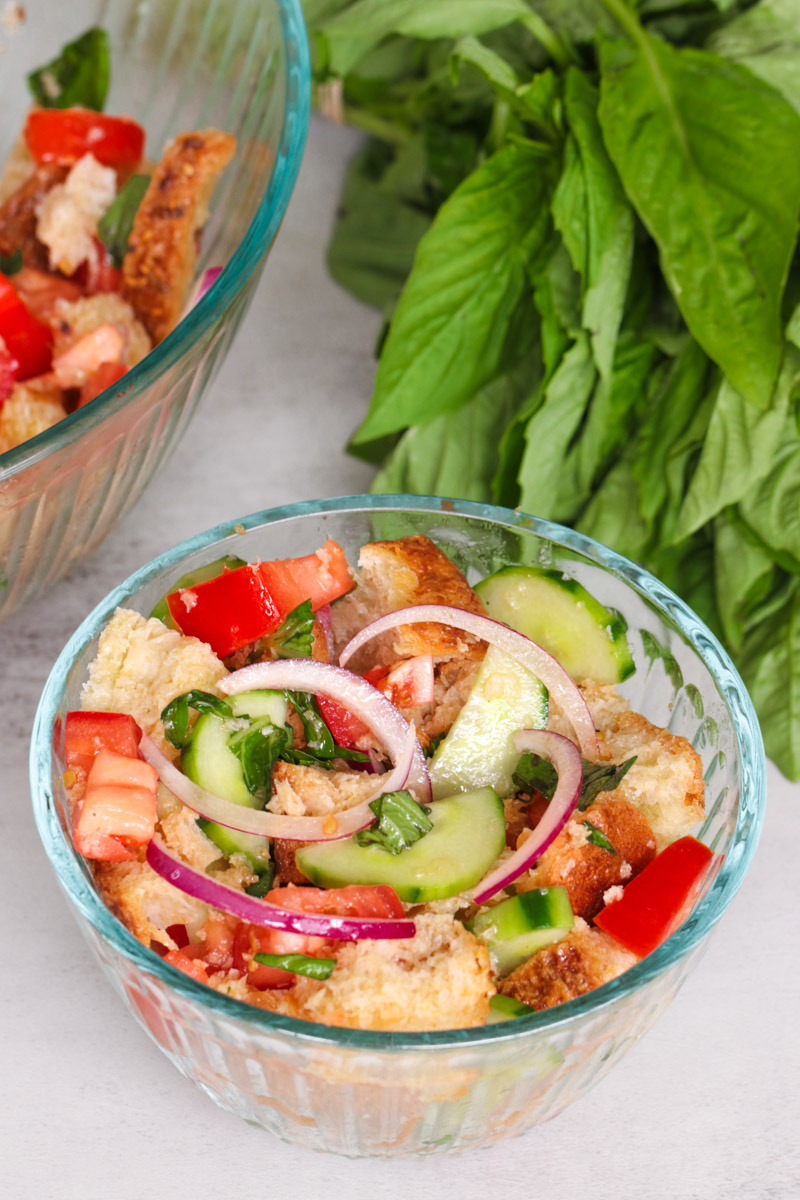 A Guide to Panzanella Salad: Components and Preparation