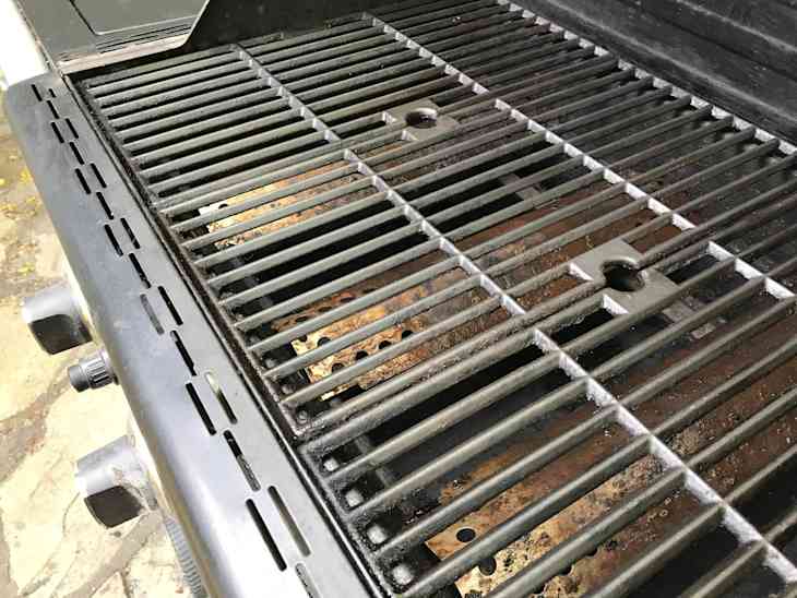 clean grill with oven cleaner