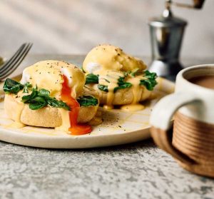 Eggs Florentine: A Timeless Recipe Featuring Poached Eggs, Spinach, and Hollandaise Sauce
