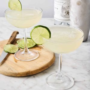 How to Prepare a Traditional Gimlet Cocktail