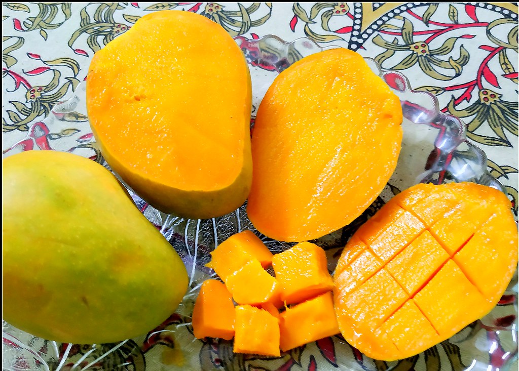 Steps for Slicing a Mango