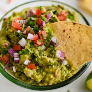 Easy Recipe for Preparing Guacamole at Home