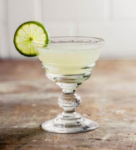 How to Prepare a Traditional Gimlet Cocktail