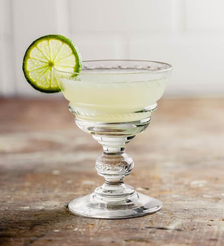 How to Prepare a Traditional Gimlet Cocktail