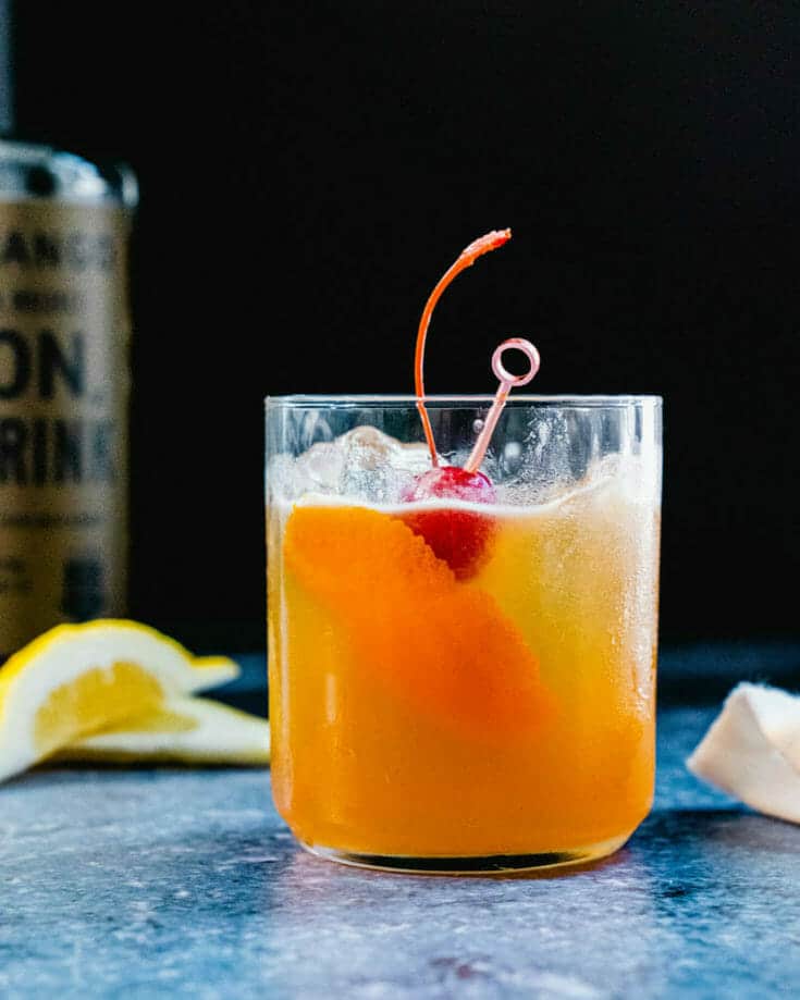How to Prepare a Traditional Whiskey Sour Cocktail