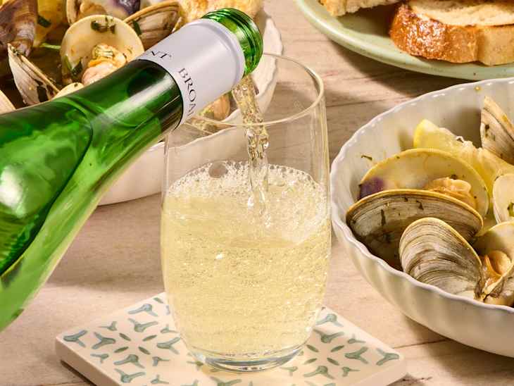 I Drink This âCrispâ $8 White Wine All Summer Long (It Tastes Fancy!)