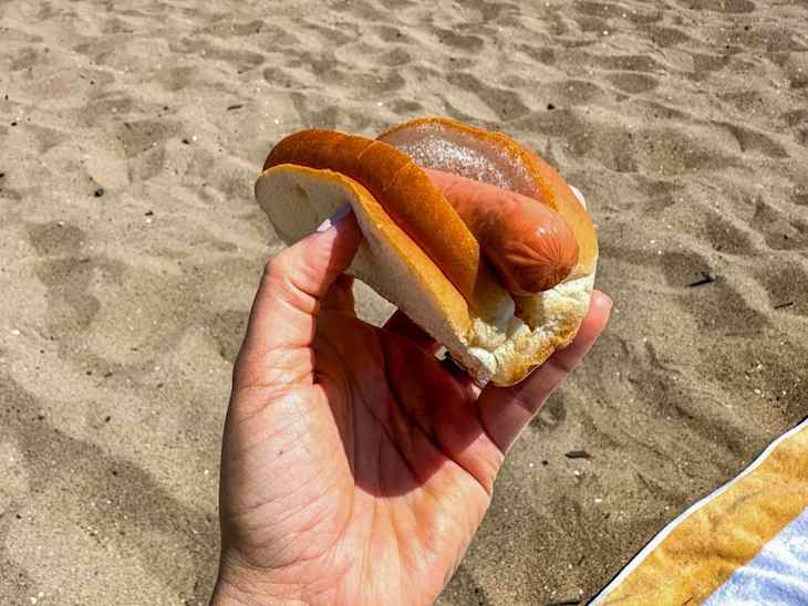 The Absurdly Easy Trick for Bringing Hot Dogs to the Beach