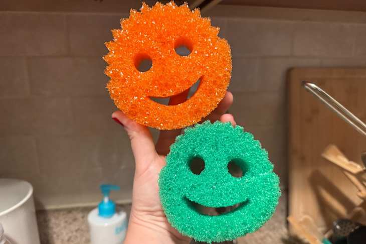 Someone holding sponge daddy color sponges.
