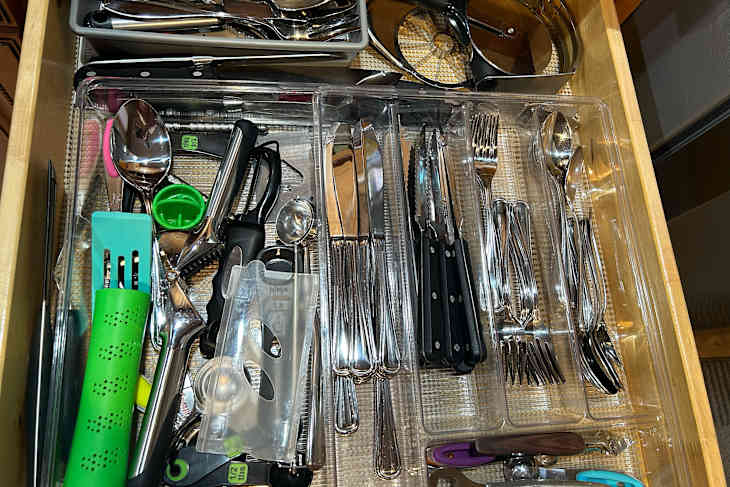 Kitchen drawer before using 10 decluttering method.