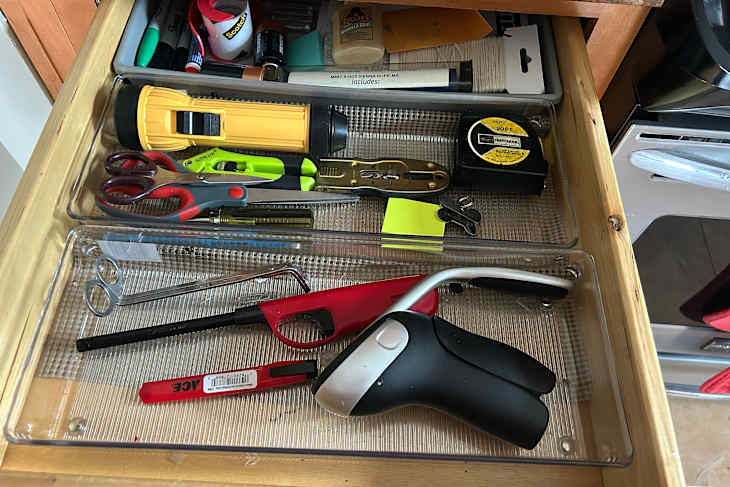 Organized kitchen drawer after using 10 decluttering method.