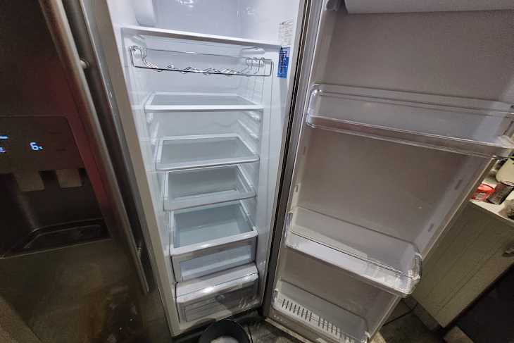 Fridge cleaning, organizing method.