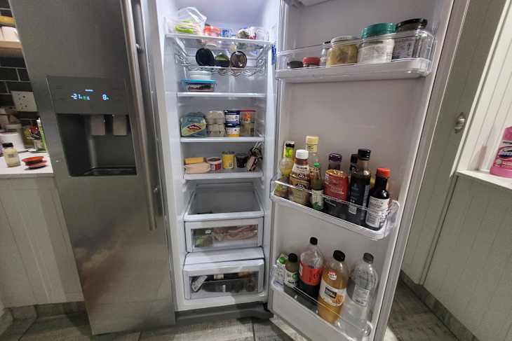 Fridge cleaning, organizing method.