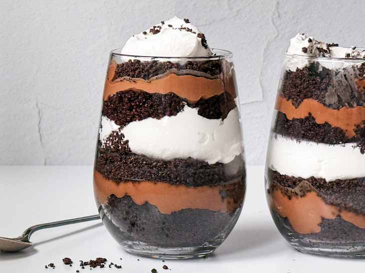 Reese Witherspoon's mud pie recipe in tumbler glasses