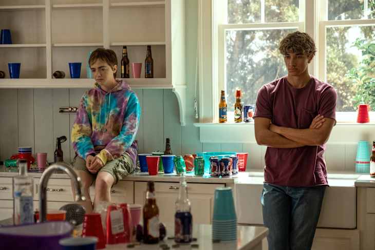 Elsie Fisher (Skye), Gavin Casalegno (Jeremiah) in kitchen