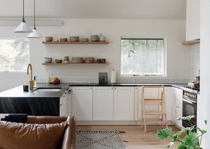 This âHappiness Expertâ Just Taught Me Her Golden 1-Minute Rule to Clear Kitchen Counters for Good (It Really Works!)