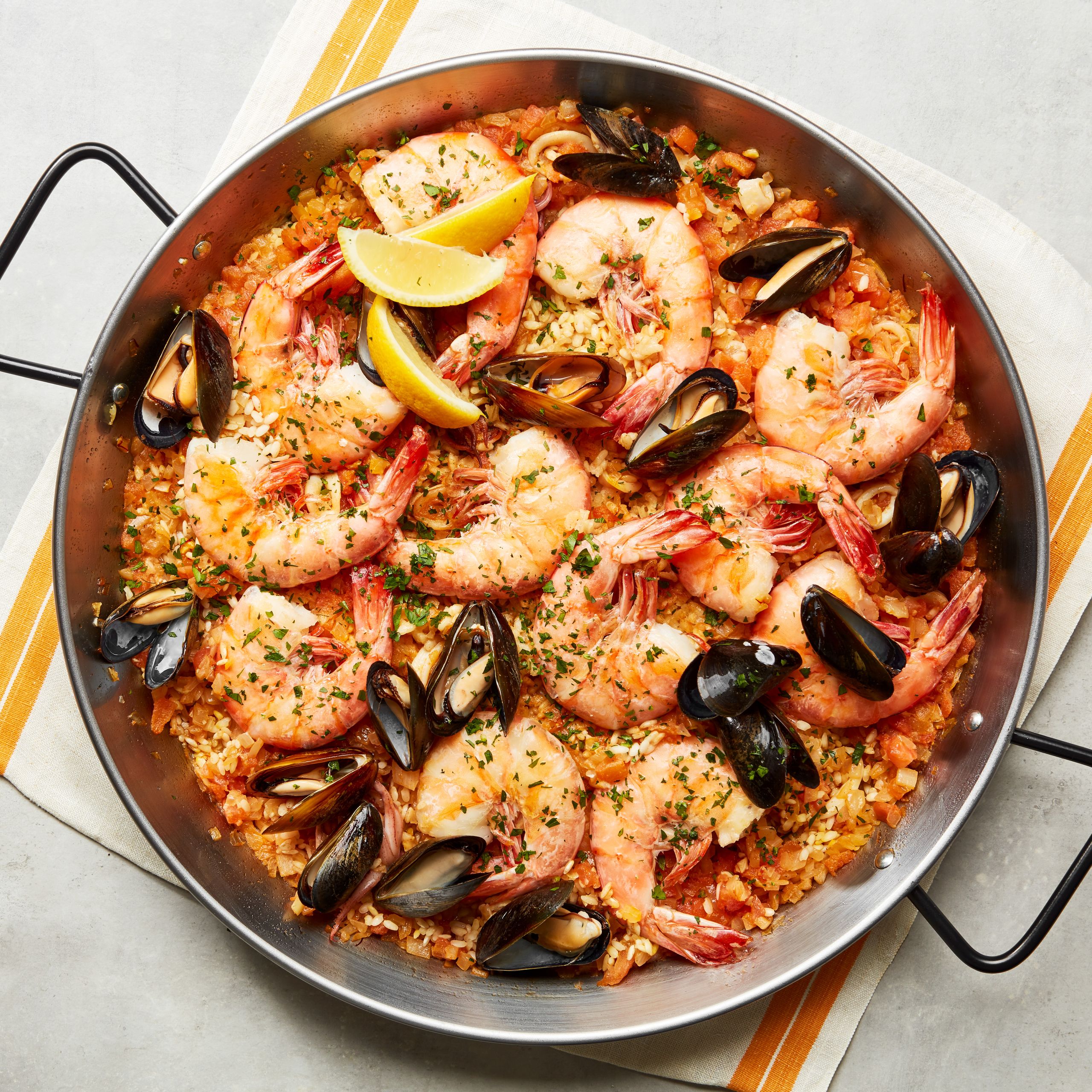 How to Prepare Classic Paella: A Comprehensive Recipe Guide