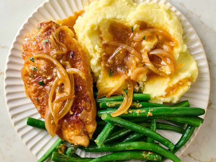 My Family Loves This "Smothered Chicken" So Much, They Ask for It Every Week
