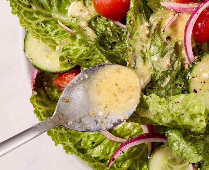 I Have a Batch of This âLight & Creamyâ Salad Dressing in My Fridge at All Times (Itâs So Good)