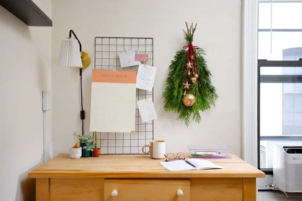 The Swag Wreath Is the âItâ Holiday Decoration of the Season