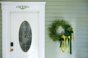 This Holiday Wreath Trend Is Proof That Bows Make Everything Better