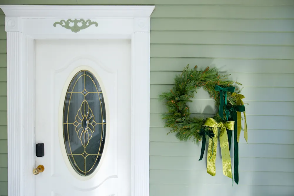 This Holiday Wreath Trend Is Proof That Bows Make Everything Better