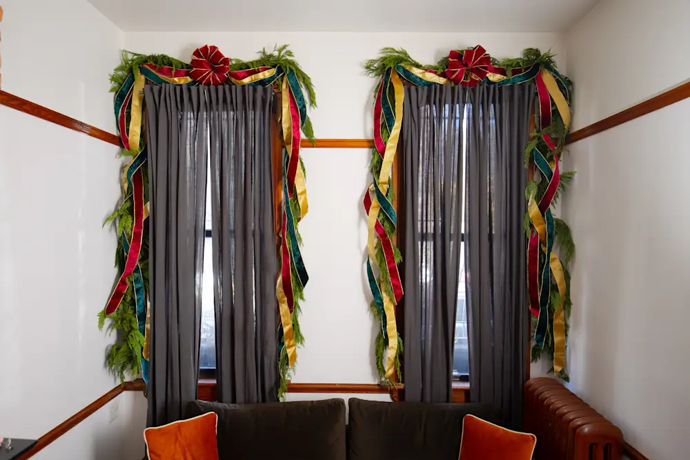 This Simple Holiday Garland DIY Adds Instant Drama to a Small Space