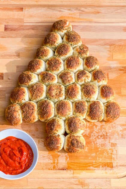 Garlic Pull-Apart Bread in the Form of a Christmas Tree