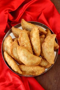 How to Prepare Gujiya: A Detailed Recipe Guide