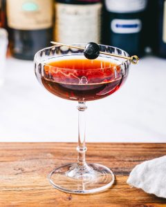 Guide to Preparing a Manhattan Cocktail