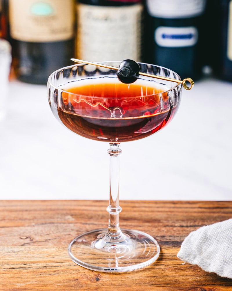 Guide to Preparing a Manhattan Cocktail