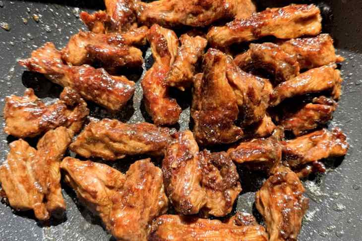 Tender, caramelized chicken wings.