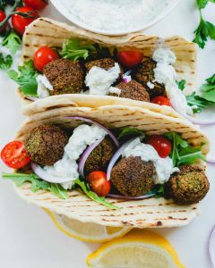 Steps to Make a Crunchy Falafel Sandwich