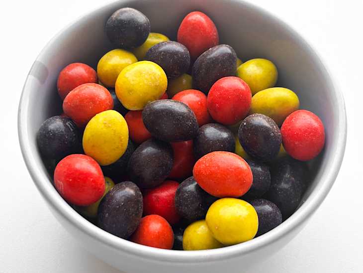 Banana nut M&M's in a bowl.