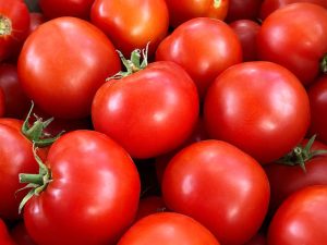 Chefs and Farmers Agree: This Is How to Spot the Juiciest Tomatoes at the Grocery Store